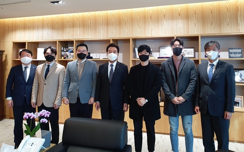 BNK금융그룹은 지난 24일 지역 스타트업과의 상생과 동반성장을 위해 (사)코리아스타트업포럼 부산협의회와 간담회를 가졌다. BNK금융그룹 김지완 회장과 코리아스타트업포럼 부산협의회 김태진 회장 등이 간담회를 하고 나서 기념 촬영을 하고 있다. /사진=BNK금융그룹 제공