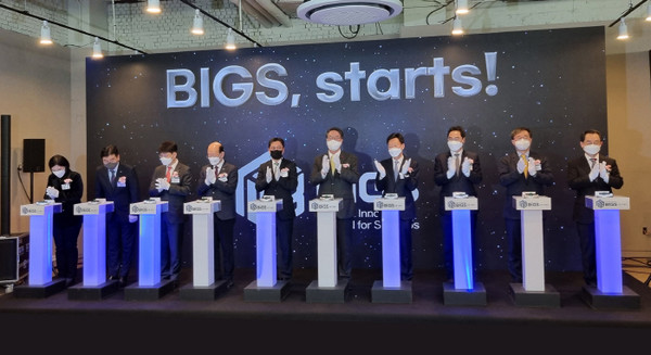 김영갑 기보 이사(오른 쪽에서 두번째)가 부산 민관합동 코워킹 스페이스 개소식에 참석, 개소 기념 세레모니를 하고 있다. / 사진제공=기보