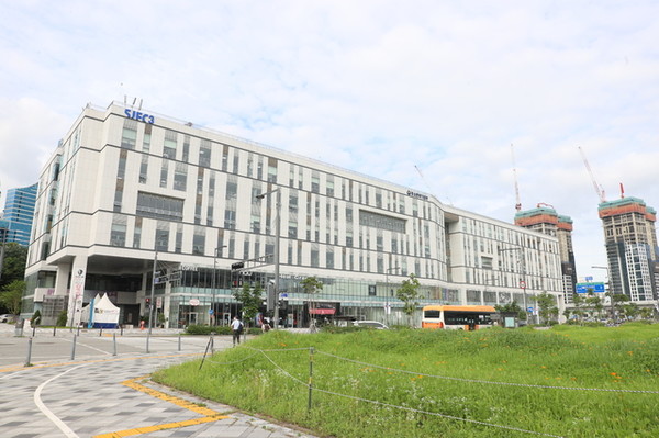 중기부는 소상공인의 창업‧성장‧도약 프로그램을 운영할 주관기관 27곳을 모집한다. 중소벤처기업부 세종 청사/사진= 중소벤처기업부 제공