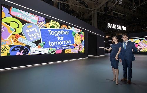 세계 최대 IT·전자 박람회 'CES 2022'가 5일(현지시간) 미국 라스베이거스 일대 주요 호텔·컨벤션센터에서 개막된다.삼성전자 전시관에서 모델들이 16m와 8m에 달하는 2개의 LED 사이니지 월을 이용한 '쇼윈도(Show Window)' 콘셉트의 미디어 월을 선보이고 있다. /사진=삼성전자