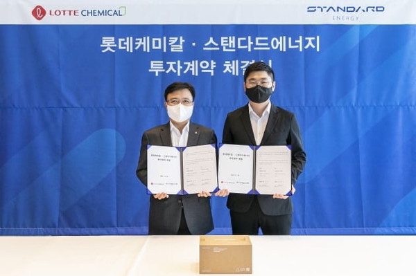 지난해 11월 진행된 롯데케미칼-스탠다드에너지, 투자계약 체결식에서 황진구 롯데케미칼 기초소재사업 대표(왼쪽)와 김부기 스탠다드에너지 대표가 기념촬영을 하고 있다. /사진=롯데케미칼 제공