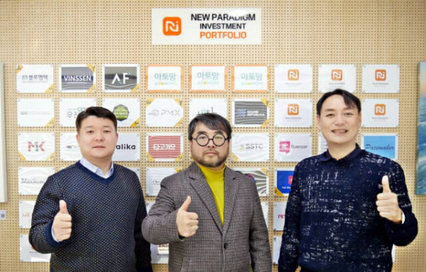 아토맘코리아는 지난 4일 소아 헬스케어 콘텐츠 분야에서 글로벌 기업으로 성장 가능성을 인정받아 뉴패러다임인베스트먼트로부터 시트투자를 유치했다. 왼쪽부터 배상승 뉴패러다임 대표, 권태완 아토맘코리아 대표, 박제현 뉴패러다임 대표./사진=뉴패러다임인베스트먼트 제공