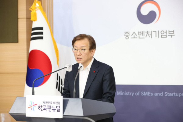 권칠승 중소벤처기업부 장관이 27일 서울 종로구 정부서울청사 별관에서 2021년 신규 벤처투자 실적 성과 브리핑을 하고 있다./사진=중기부 제공