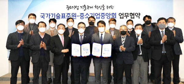 중소기업중앙회와 국가기술표준원은 27일 서울 여의도 중기중앙회에서 '중소기업의 기술규제 혁신을 위한 업무협약'을 체결했다./사진=중기중앙회