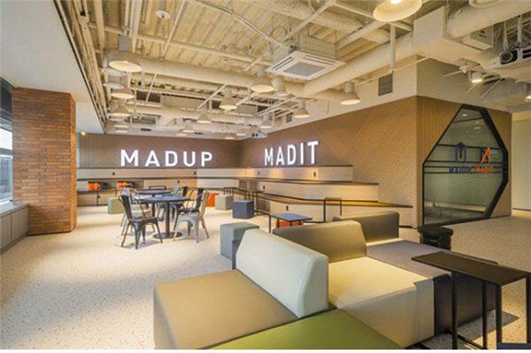 서울 강남역에 위치한 삼성생명 서초타워 20층 매드업 오피스 라운지 전경/사진= 매드업 제공