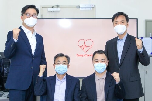 인하대 창업보육센터(김현태인하드림센터) 딥카디오 사무실에서 최원익 대표이사(인하대 정보통신공학과 교수), 김대혁 대표이사(인하대병원 심장내과 교수), 백용수 의학CTO(인하대병원 심장내과 교수), 이상철 공학CTO(인하대 컴퓨터공학과 교수)가 포즈를 취하고 있다./사진=인하대