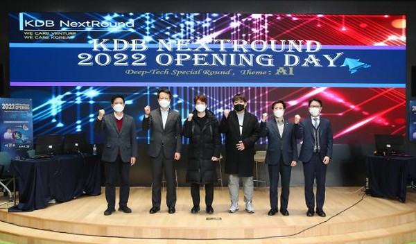 산업은행은 지난 25일 시장형 투자유치 플랫폼인 KDB 넥스트라운드의 올해 시작을 알리는 오프닝데이를 개최했다. 왼쪽부터 이준성 혁신성장금융부문 부행장, 최대현 수석부행장, 박태민 해설위원, 박성준 프로게이머, 김건수 벤처금융본부장, 서태용 법무법인 세종 변호사. /사진=산업은행