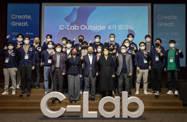 삼성전자는 2월 23일 서울 서초구 '삼성전자 서울R&D캠퍼스'에서 'C랩 아웃사이드 4기' 발대식을 가졌다.발대식후 스타트업 20개 사 임직원과 국회의원들이 엄지손가락을 치켜들고 있다. 김용문(앞줄 왼쪽부터) 창업진흥원 원장, 양금희 국민의힘 의원, 박학규 삼성전자 경영지원실장, 류호정 정의당 의원, 최성진 코리아스타트업 대표. /사진 제공=삼성전자