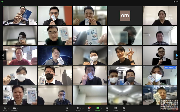 신한금융그룹은 3일 국내 금융권 최초 스타트업 액셀러레이터 프로그램인 ‘신한퓨처스랩’ 8기 20개사를 선발하고 본격적인 육성을 시작하는 웰컴행사를 진행했다.비대면으로 진행한 신한퓨처스랩 웰컴행사에서 이번 8기로 선발된 스타트업들이 'NFT 선발 인증서'를 손에 들고 기념촬영을 하고 있다./사진=신한금융그룹