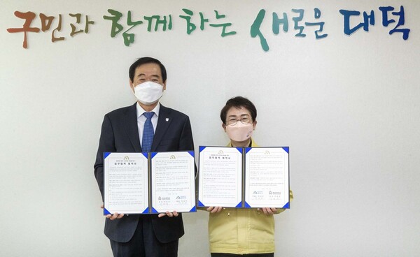 이광섭 한남대학교 총장(왼쪽)과 박정현 대덕구청장이 지난 4일 대전 대덕구청에서 '공정관광 스타트업 육성 협약식'을 체결한후 사진 촬영을 하고 있다. /사진=한남대