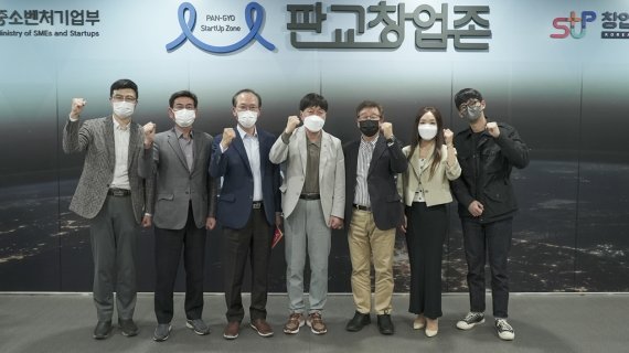 지난 13일 김용문 창업진흥원장(왼쪽 네번째)이 경기 판교에 있는 킹고스프링을 방문해 창업기획자들과 기념촬영을 하고 있다. /사진=창업진흥원 