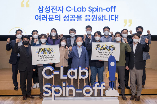 삼성전자는 지난달 29일 경기도 수원시 삼성 디지털 시티에서 박학규 삼성전자 경영지원실장 사장(앞줄 왼쪽에서 네번째) 등 경영진과 창업자들이 참석한 가운데 '상반기 C랩 스핀오프 론칭데이'를 열었다./사진=삼성전자