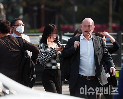 정부는 확진자 수와 위중증 환자, 사망자 수 감소세가 뚜렷하고 의료체계도 비교적 안정적이라고 판단해 2일부터 실외 마스크 착용 의무를 해제했다.