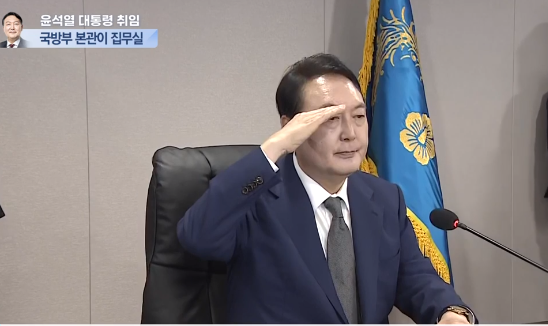 제20대 대통령에 공식 취임한 윤석열 대통령이 10일 0시 서울 용산 대통령실 국가위기관리센터 상황실에서 국군통수권 이양 및 북한 군사동향 등의 보고를 받으며 집무를 시작했다./사진=YTN영상 캡처