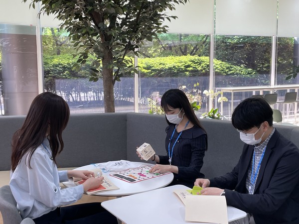 새마을금고중앙회 임직원들이 시각장애 어린이를 위한 점자 교구재 만들기 봉사활동에 참여하고 있다. / 사진=새마을금고