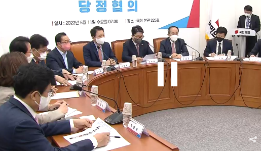 11일 국민의힘은 서울 여의도 국회에서 소상공인 손실보상 등에 관련된 2차 추경 편성을 다루는 당정 협의를 개최했다./사진=KBS 영상캡처