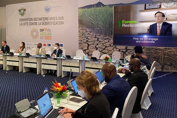 지난 10일 코트디부아르 아비장에서 열린 유엔사막화협약(UNCCD) 당사국총회(COP15)의 'Business for Land' 출범식에서 손태승 회장의 지지영상이 송출되고 있다. / 사진=우리은행.