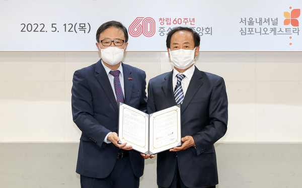 정윤모 중기중앙회 상근부회장(왼쪽부터)과 장동진 서울내셔널심포니오케스트라 단장이 지난 12일 서울 여의도 중기중앙회에서 열린 ‘중소기업의 문화경영 확산과 문화를 통한 소외계층 지원 업무협약식’에서 기념촬영을 하고 있다./사진=중기중앙회