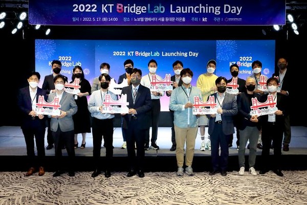 KT는 노보텔 엠베서더 동대문에서 KT 스타트업 액셀러레이팅 프로그램 ‘KT 브릿지랩’ 1기 스타트업들을 선발하고 론칭데이를 개최했다고 18일 밝혔다.  KT브릿지랩 운영진과 선발된 스타트업 관계자들이 기념 촬영을 하고 있다./사진= KT