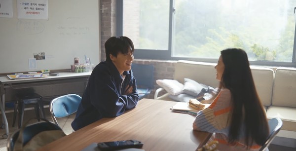 신한금융투자는 응원하기 캠페인의 네 번째 영상으로 20학번, 21학번 대학생을 위한 응원 메시지를 담은 ‘빛나는 내일을 응원합니다’ 영상을 공식 유튜브 채널을 통해 공개했다고 23일 밝혔다. 사진=신한금융투자 제공