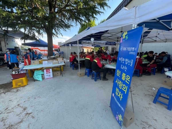 기업은행은 지난달 31일부터 산불 진화인력 및 자원봉사자 지원을 위해 ‘참! 좋은 사랑의 밥차’를 피해 현장에 파견해 매끼 300여분의 식사를 제공하고 있다. / 사진=IBK기업은행