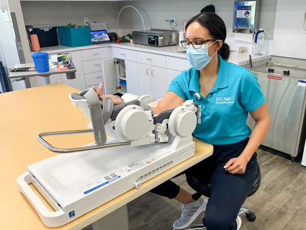 리블레스 사용중인 미국 브룩스 재활병원 관계자의 모습/사진=에이치로보틱스