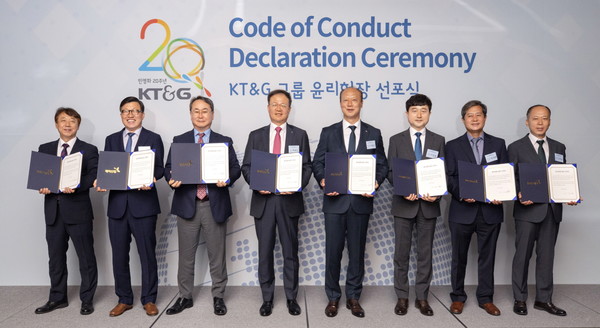 지난 8일 코트야드 메리어트 남대문 호텔에서 열린 KT&G 그룹 윤리헌장 선포식에서 백복인 KT&G 사장(왼쪽 네 번째)과 국내 7개 자회사 대표가 기념촬영을 하고 있다. 사진=KT&G 제공