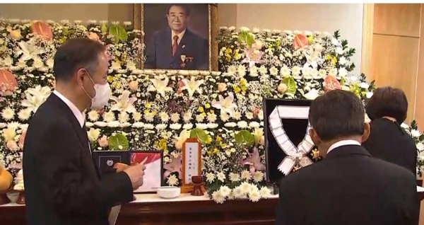 윤석열 대통령을 대신해 박보균 문화체육관광부 장관이 8일 빈소가 차려진 서울 종로구 서울대학교병원 장례식장을 찾아가 조문 한 후 유족에게 조전과 금관문화훈장을 전달했다./사진=SBS 영상 캡처