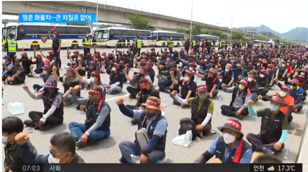 민주노총 화물연대가 7일부터 안전운임제 폐지 철회를 요구하며 무기한 총파업에 돌입한 가운데 전국 곳곳에서 시멘트,철강,주류 등 물류 운송에 차질이 빚어지고 있다./사진=JTBC 영상화면 캡처