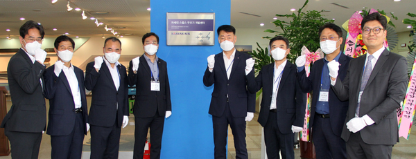이수근 안전보건 총괄 겸 오퍼레이션 부사장(좌측 네번째), 박정우 항공우주사업본부장(우측 네번째) 등 대한항공 관계자가 ‘차세대 스텔스 무인기 개발센터’ 현판식 행사에서 기념사진을 촬영하고 있다. 사진=대한항공 제공