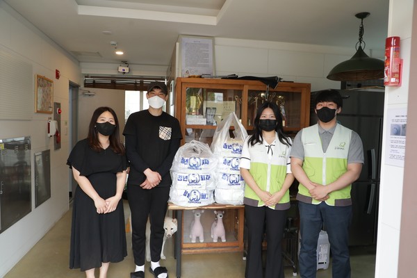 두나무는 사회복지공동모금회, 굿네이버스 서인지역본부와 함께 지역 아동양육시설에 피자 기부를 시작했다고 15일 밝혔다. 사진=두나무 제공