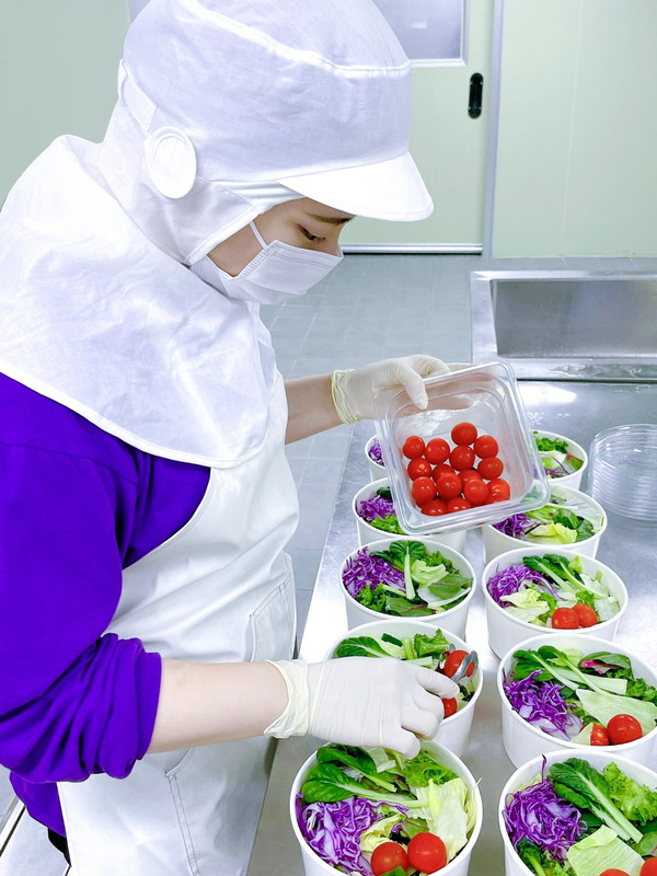 스마트 클라우드 키친 ‘키폴로’ 1호점에서 음식을 제조하고 있는 위대한상사의 푸드 엔지니어 