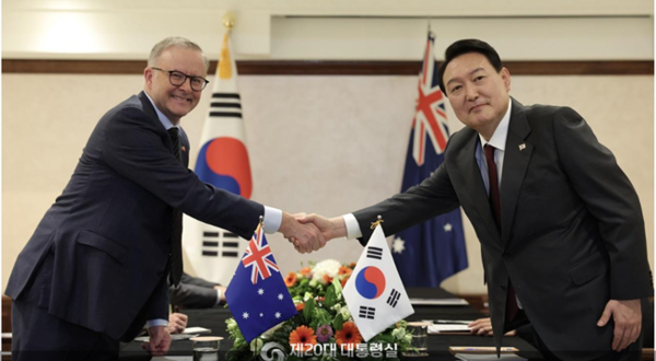  북대서양조약기구(NATO·나토) 정상회의 참석을 위해 스페인을 방문 중인 윤석열 대통령이 28일(현지시간) 마드리드 시내 한 호텔에서 열린 한·호주 정상회담에서 앤서니 앨버니지 호주 총리와 악수하고 있다. /사진=대통령실