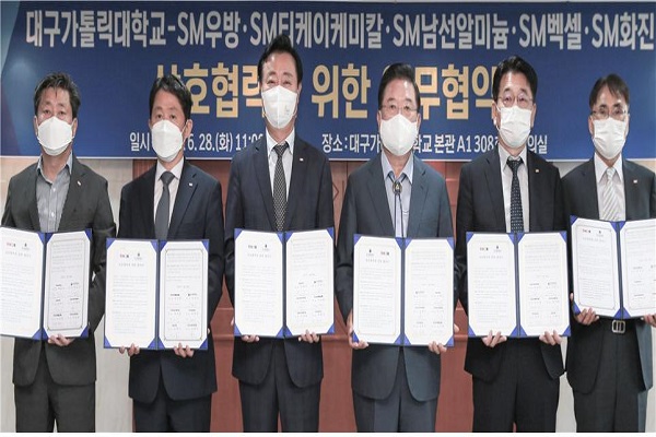 (왼쪽부터) 박훈진 SM백셀 대표, 이강래 SM화진 대표, 권혁수 SM우방 대표, 우동기 대구가톨릭대학교 총장, 이태우 SM티케이케미칼 대표, 박귀봉 SM남선알미늄 대표. 사진=티케이케미칼 제공