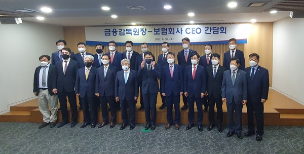 이복현 금융감독원장(사진 가운데)이 30일 보험회사 CEO들과 간담회 전 기념사진을 찍고 있다.