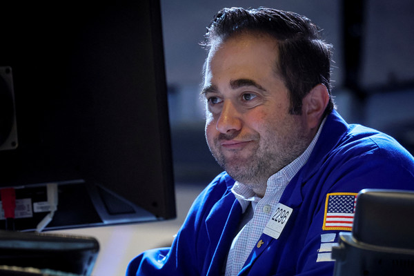 NYSE 입회장에서 근무하는 트레이더의 모습