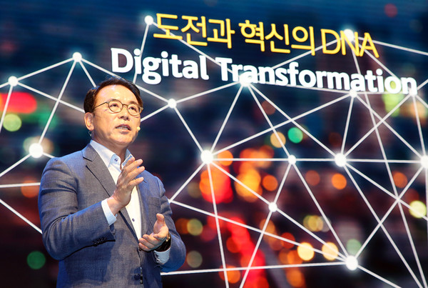 신한금융그룹(회장 조용병)은 7일 오전 서울 중구에 위치한 신한금융 본사에서 조용병 회장을 비롯한 그룹사 CEO 및 임원, 본부장이 참여한 가운데 ‘제2회 신한문화포럼’을 개최했다. 이날 행사에 참석한 신한금융그룹 조용병 회장이 신한문화의 발전 방향에 대해 발표하고 있다.