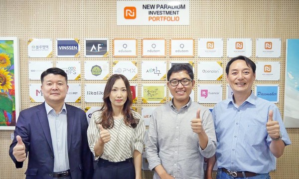 뉴패러다임인베스트먼트는 에듀테크 스타트업 ‘에듀템’에 프리A(Pre-A) 투자했다고 19일 밝혔다./사진 왼쪽부터 뉴패러다임인베스트먼트 배상승 공동대표, 에듀템 김진숙 공동대표, 신정훈 공동대표, 뉴패러다임인베스트먼트 박제현 공동대표