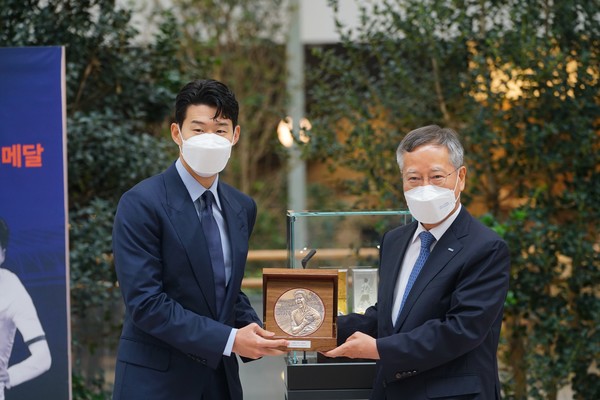손흥민(왼쪽) 선수와 반장식 한국조폐공사 사장.