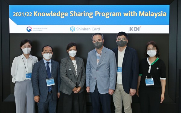 27일 서울 중구 을지로에 위치한 신한카드 본사에서 열린 '2021/22 말레이시아 KSP 사업' 행사에 참석한 Nor Haily Maizura Binti Hussein(노르 하일리 마이주라 빈티 후세인·왼쪽에서 3번째) 사절단장, 구자현(왼쪽에서 2번째) KDI 선임연구원, 안중선(왼쪽 세번째) 부사장 등 관계자들이 기념사진을 촬영하고 있다.