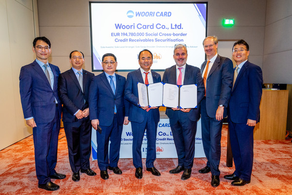 이달 3일 네덜란드 ING은행 본점에서 우리카드 심상형(왼쪽 네번째) 부사장, ING은행 게르티안반토호른(왼쪽 다섯번째) 글로벌투자부문 대표 외 관계자들이 ABS발행 기념 사진을 촬영하고 있다.     