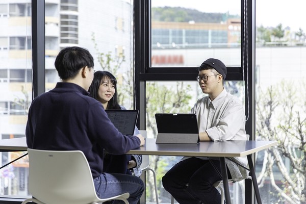 /사진=플링크 임직원들이 업무 관련 회의를 진행하고 있다.