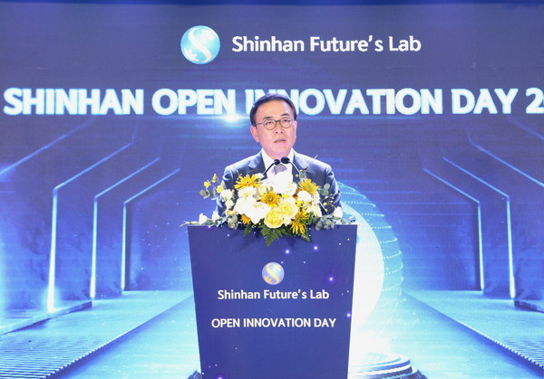 신한금융그룹(회장 조용병은)은 23일 베트남 하노이에서 ‘신한퓨처스랩 하노이 개소식’과 함께 ‘오픈이노베이션’을 진행했다. 이날 행사에 참석한 신한금융그룹 조용병 회장이 환영사를 하고 있다.