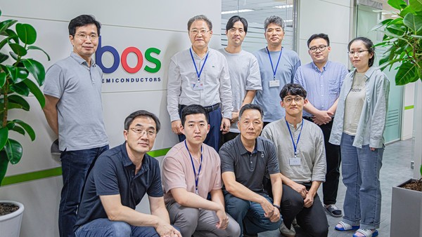 박재홍(뒷줄 왼쪽 두번째) 보스반도체 대표이사 등 보스반도체 직원들의 모습.