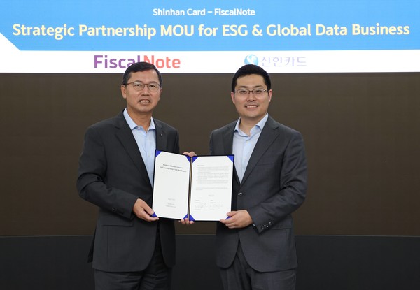 신한카드는 법률 · 정책 및 ESG 분야의 AI(인공지능) 선도기업인 미국 피스컬노트(NYSE:NOTE)와 손잡고 양사가 보유한 데이터 및 AI 역량을 바탕으로 글로벌 데이터 사업을 추진하기 위한 업무협약을 임영진(왼쪽) 신한카드 사장과 팀 황 피스컬노트 대표가 참석한 가운데 체결했다고 25일 밝혔다.