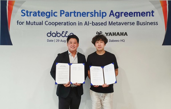 /사진=다비오 박주흠 대표는 야하하 이상준 한국 지사장과 업무협력 파트너십을 맺어 상호간의 비즈니스 확대를 모색하고 있다.