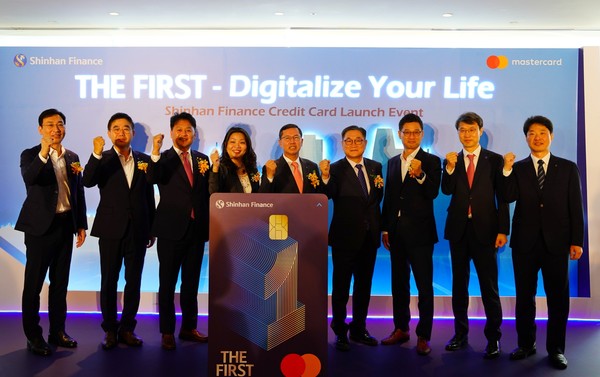 신한카드는 신한베트남파이낸스(Shinhan Vietnam Finance Company Limited, 이하 SVFC)의 신용카드 사업 런칭 행사를 국내외 주요 관계자들이 참석한 가운데 베트남 호치민에 위치한 쉐라톤(Sheraton) 호텔에서 가졌다고 30일 밝혔다. 임영진(왼쪽 5번째) 신한카드 사장, 오태준(왼쪽 6번째) SVFC 법인장 등 베트남 현지 신한금융그룹 관계자들이 기념 촬영을 하고 있다.