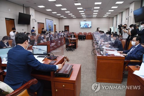 30일 서울 여의도 국회에서 열린 산업통상자원중소벤처기업위원회 전체회의에서 윤관석 위원장이 회의를 주재하고 있다. 이날 산자위는 미국의 수입산 전기차 및 배터리 세제지원 차별 금지 촉구 결의안을 가결했다. 2022.8.30 [국회사진기자단]