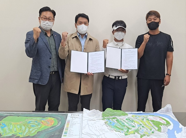 탑스텐 동강시스타 정환오(왼쪽 둘째) 대표가 김대훈(왼쪽 셋째) 선수, 김대훈 선수 아버지와 지원 제휴협약을 맺고 기념촬영하고 있다.