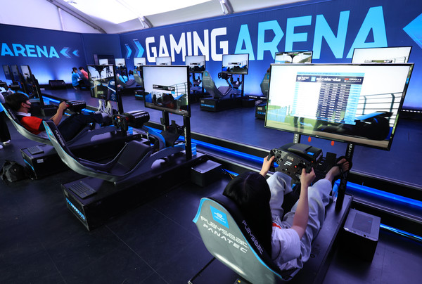 11일 송파구 잠실경기장의  게임 아레나에서 어린이 등 관람객들이 경주차 Gen2 시뮬레이터 체험을 하고 있다.